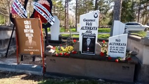 Gazeteci Veli Altınkaya ölüm yıldönümünde mezarı başında anıldı