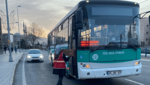 Kızılay, iftara yetişemeyen vatandaşlara iftar kumanyası dağıttı