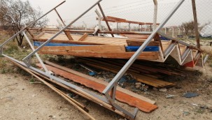 Kuvvetli lodos ilçeyi savaş alanına çevirdi