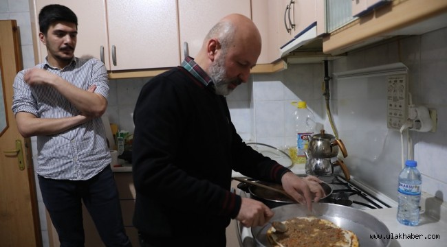 Mutfağa giren Başkan Çolakbayrakdar, öğrencilere yağlama hazırladı