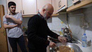 Mutfağa giren Başkan Çolakbayrakdar, öğrencilere yağlama hazırladı