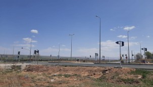 Sarıoğlan Çiftlik yol kavşağında trafik ışıklandırılması yapılıyor