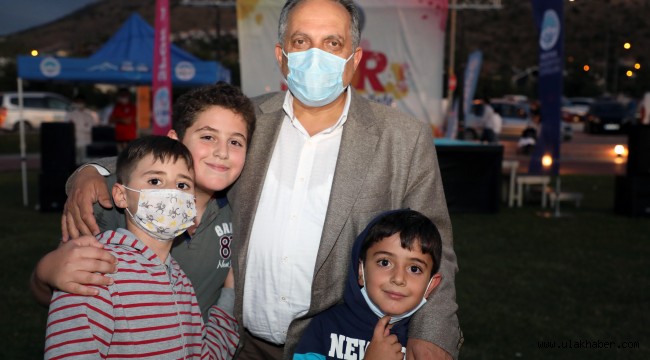 Talas Belediye Başkanı Mustafa Yalçın'dan çocuklara 23 Nisan hediyesi