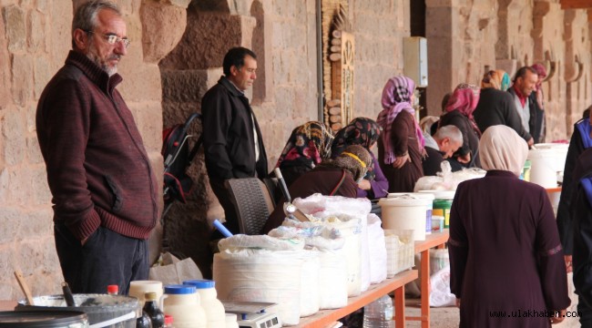 Tarihi kervansaraydaki yoğurt pazarı büyük ilgi görüyor