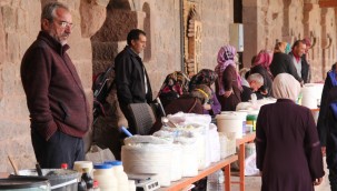 Tarihi kervansaraydaki yoğurt pazarı büyük ilgi görüyor