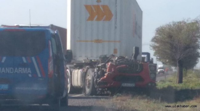 Yan yatan TIR'ın, kabin bölümü perte çıktı!