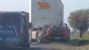 Yan yatan TIR'ın, kabin bölümü perte çıktı!