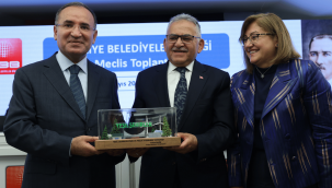 Başkan Büyükkılıç, ödülü Bakan Bozdağ'dan aldı