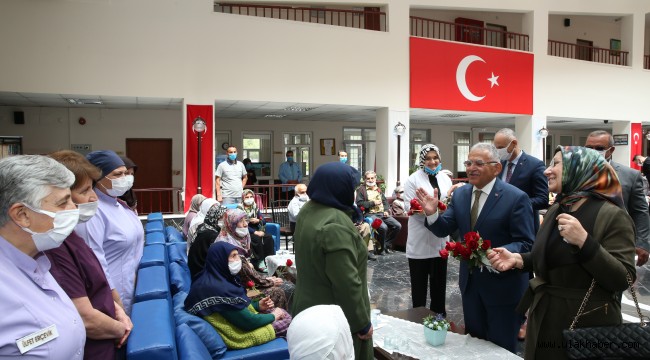 Başkan Büyükkılıç'tan Huzurevi'ne bayram ziyareti