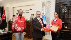 Başkan Yalçın: İnşallah bu ayakkabılarla altın madalyaya koşarsın