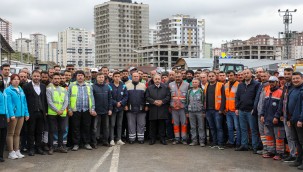 Başkan Yalçın mesaiye personelle bayramlaşarak başladı