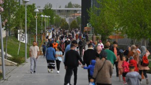 Bayramda ücretsiz olan hayvanat bahçesine yoğun ilgi