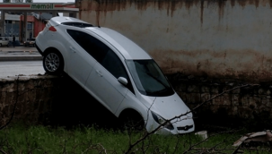 Kayganlaşan yolda hızını alamadı, evin bahçesine düştü