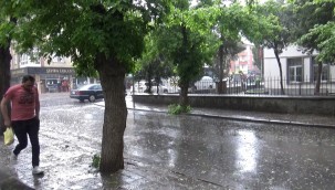 Kayseri'de doluyla karışık yağmur, hazırlıksız yakaladı