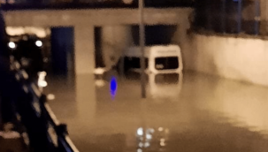 Şiddetli yağış sonrası araç sular altında kaldı 