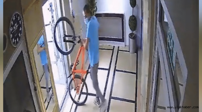 Apartmandan bisiklet çalan hırsız kameralara yakalandı  