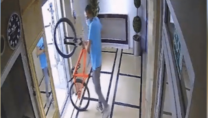 Apartmandan bisiklet çalan hırsız kameralara yakalandı  
