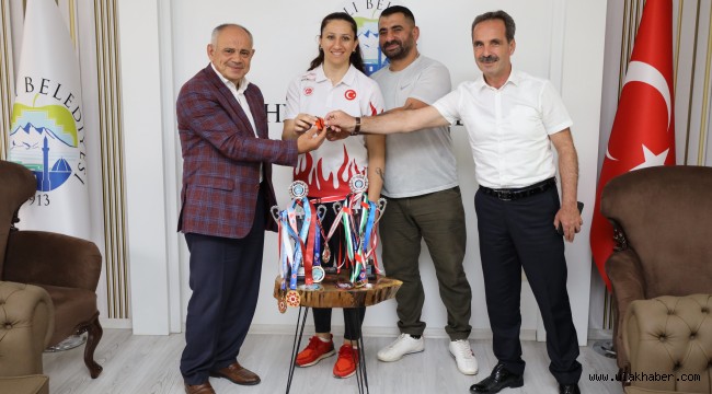 Başkan Öztürk şampiyon sporcuyu ödüllendirdi