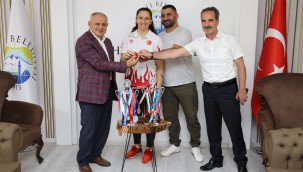Başkan Öztürk şampiyon sporcuyu ödüllendirdi