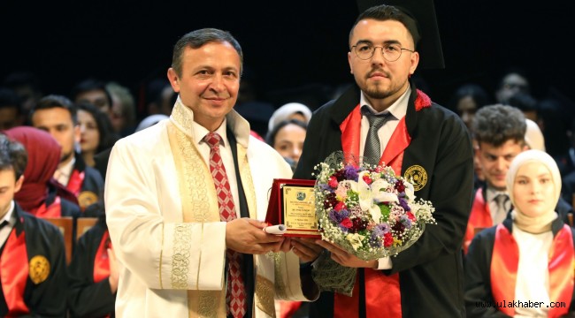 Erciyes Üniversitesi Tıp Fakültesi 48. Dönem Mezunlarını Verdi