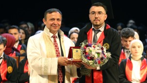 Erciyes Üniversitesi Tıp Fakültesi 48. Dönem Mezunlarını Verdi