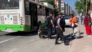 Halk otobüsü ile motosiklet çarpıştı