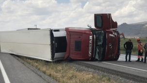 Kayseri'nin Yeşilhisar ilçesinde TIR devrildi 