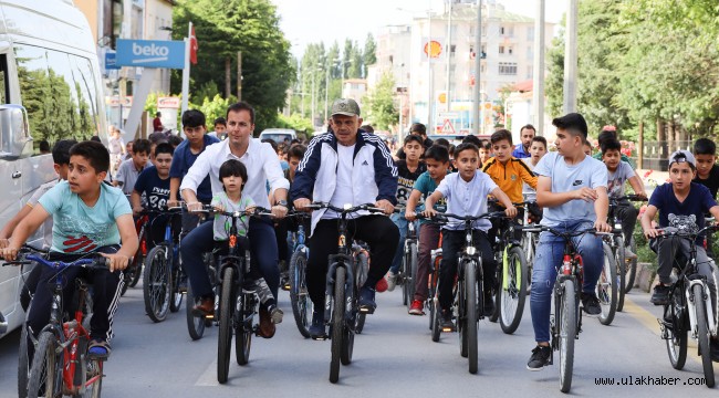 Yahyalı Belediyesi'nden çocuklara karne eğlencesi