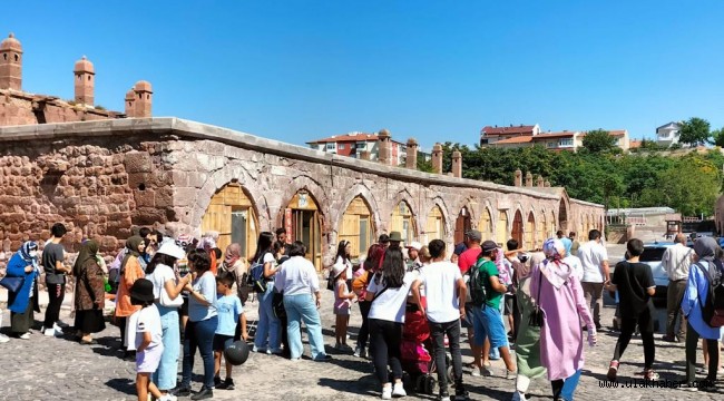 Avrupa'da yaşayan Türkler, kültür turlarıyla kenti keşfediyor