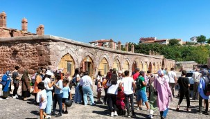 Avrupa'da yaşayan Türkler, kültür turlarıyla kenti keşfediyor