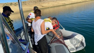 Baraja düşen kadını jandarma ekipleri kurtardı