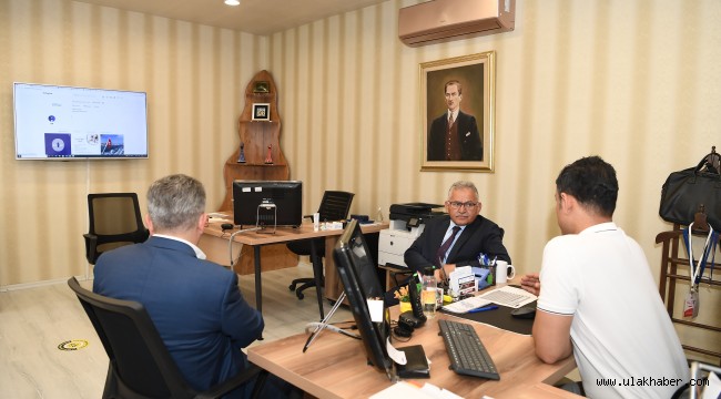 Başkan Büyükkılıç, Kayseri Kariyer Merkezi'ni ziyaret etti