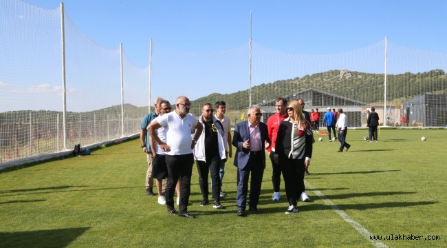 Başkan Büyükkılıç'tan Kayserispor kampına ziyaret