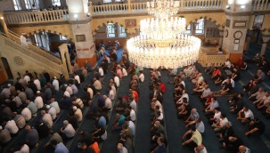 Bayram namazında camiler doldu, taştı