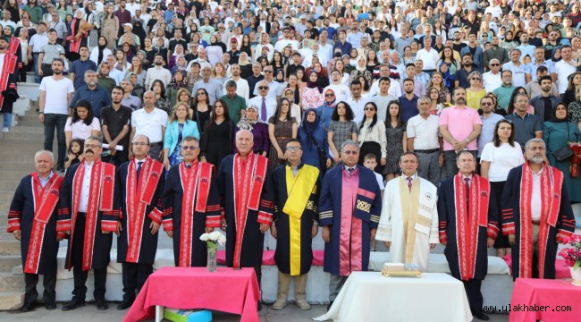 ERÜ Edebiyat Fakültesi'nde mezuniyet heyecanı