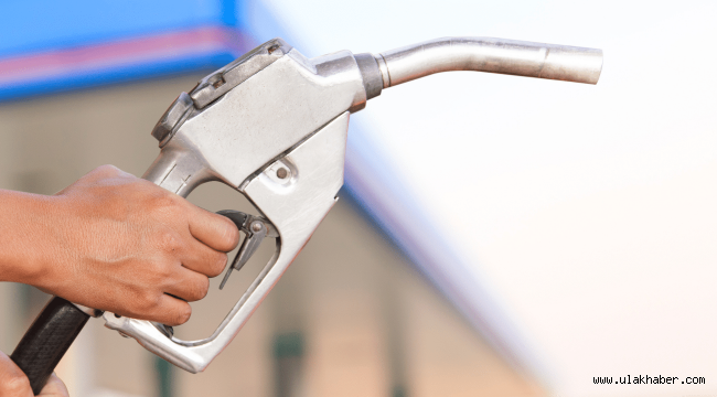 Gün içerisinde duyurulan 96 kuruşluk benzin zammı iptal edildi