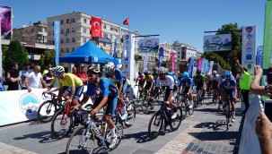 Hem pedal çeviriyorlar hem de Kayseri'yi dünyaya tanıtıyorlar