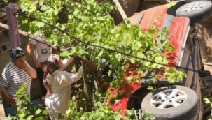 Kayseri Kayabaşı Mahallesi'nde seyir halindeki araç evin bahçesine düştü 