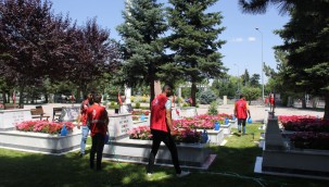 Kayserili gençlerden Kartal Şehitliği'nde gönüllü temizlik