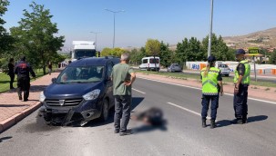 Motosiklet sürücüsü aracın altında kaldı