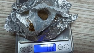 Uyuşturucu maddeyi metruk binaya atan 2 şüpheli yakalandı