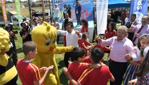Vali Çiçek ve Başkan Büyükkılıç bayramda çocukları sevindirdi