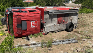 Yangına müdahale eden itfaiye aracı devrildi