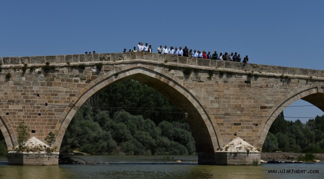 530 yıllık tarihî Şahruh Köprüsü'nün yanına Millet Bahçesi yapılacak