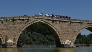 530 yıllık tarihî Şahruh Köprüsü'nün yanına Millet Bahçesi yapılacak