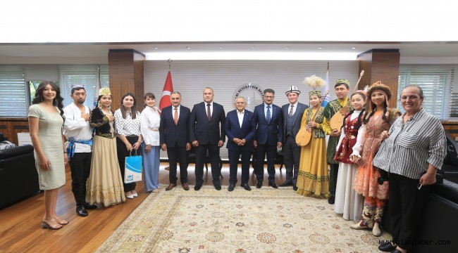 Başkan Büyükkılıç'a Türk dünyasından 'Dombra'lı ziyaret