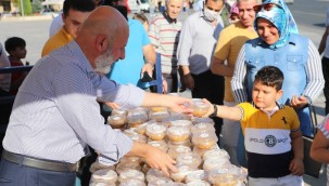 Başkan Çolakbayrakdar, vatandaşlara aşure dağıttı