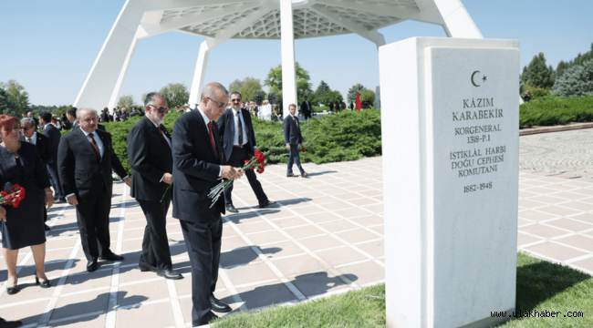 Cumhurbaşkanı Erdoğan, Devlet Mezarlığı'nı ziyaret etti