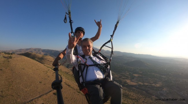 MHP İl Başkanı Adnan İncetoprak yamaç paraşütü ile uçtu