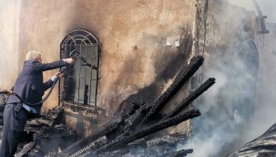 Yanmak üzere olan köpeği itfaiye ekipleri kurtardı